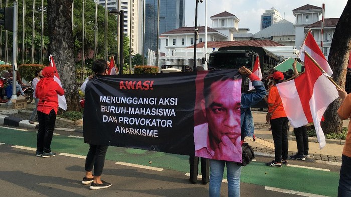 Puluhan Massa Demo di Balai Kota Tuding Anies Dalangi Demo Buruh-Mahasiswa (Foto: Arief/detikcom)