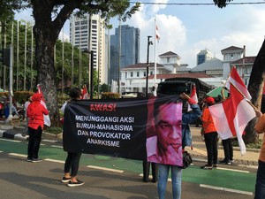 Puluhan Massa Demo di Balai Kota Tuding Anies Dalangi Demo Buruh-Mahasiswa