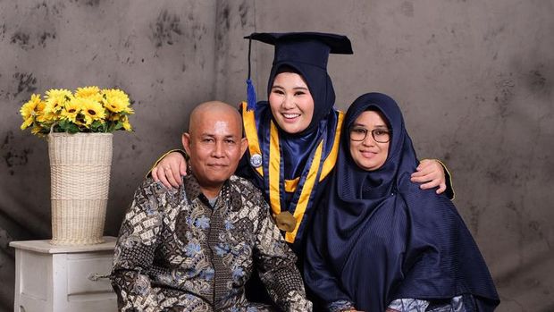 Rivqa Musjhtahida Arsyad (22) bersama kedua orang tuanya, Arsyad Hanafi dan Rusna Aning (dok. Istimewa).