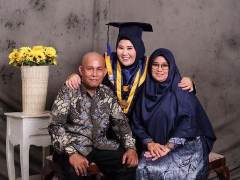 Rivqa Musjhtahida Arsyad (22) bersama kedua orang tuanya, Arsyad Hanafi dan Rusna Aning (dok. Istimewa).