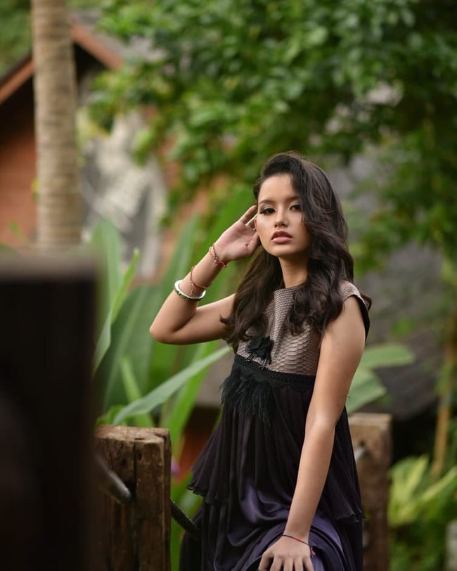 Namun sesekal dia juga tampil feminin dengan gaun cantik. Foto: Instagram/@luhde_menzel