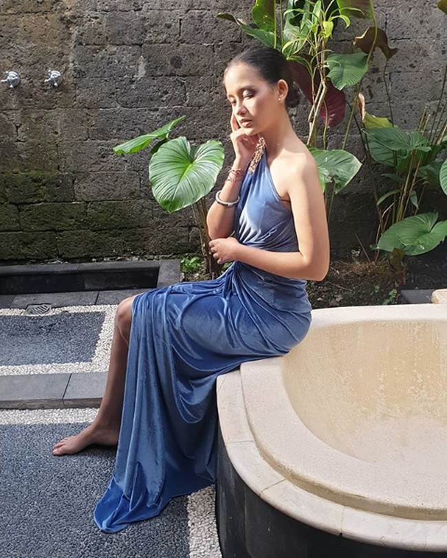 Selain pemilik resort, keluarga Sarah Menzel juga mendirikan kafe di daerah Canggu. Sebelum resmi pacaran, Sarah Menzel mengaku sudah nyaman dengan Azriel Hermansyah. Ia menyebut adik Aurel Hermansyah itu punya sifat baik, tapi sensitif. Foto: Instagram/@luhde_menzel