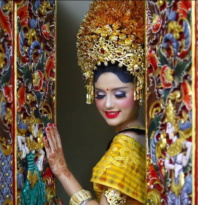 Bahkan pada beberapa kesempatan, Sarah Menzel tampil berbalut busana glamor bak putri. Foto: Instagram/@luhde_menzel