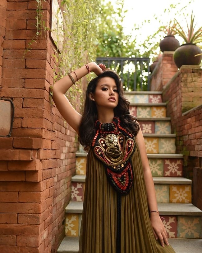 Sarah Menzel merupakan anak pemilik resort mewah di Bali. Wanita yang merupakan blasteran Indonesia-Jerman ini merupakan kekasih dari Azriel Hermansyah. Foto: Instagram/@luhde_menzel