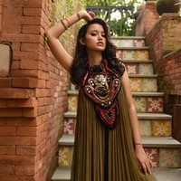 Sarah Menzel merupakan anak pemilik resort mewah di Bali. Wanita yang merupakan blasteran Indonesia-Jerman ini merupakan kekasih dari Azriel Hermansyah. Foto: Instagram/@luhde_menzel