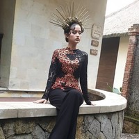 Sehari-harinya Sarah Menzel lebih sering berbusana seadanya dan cenderung cuek. Foto: Instagram/@luhde_menzel