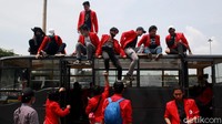 Mereka datang ke Patung Kuda bersama-sama naik bus dari arah Jalan Medan Merdeka Selatan.