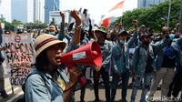 Mereka tampak menempatkan diri di depan Gedung Sapta Pesona.