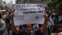 Sementara itu, massa buruh dari FSP LEM SPSI yang sudah datang sedari pagi tengah beristirahat dan berada di sisi lain Jalan Medan Merdeka Barat.