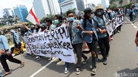 Pantauan detikcom, Rabu (28/10/2020) pukul 12.50 WIB, massa mahasiswa dari berbagai universitas tiba di Patung Kuda, Jakarta Pusat.