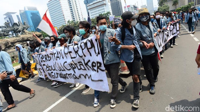 Satu Komando Mahasiswa Merapat ke Patung Kuda Massa mahasiswa tiba di Patung Kuda, Jakarta Pusat. Mereka di Patung Kuda menggelar aksi menolak omnibus law UU Cipta Kerja.