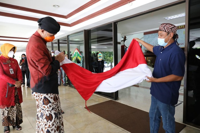Sebuah bendera merah putih berukuran 40x60 cm jadi kado istimewa hari ultah ke-52 Gubernur Jawa Tengah Ganjar Pranowo yang bertepatan dengan Hari Sumpah Pemuda.