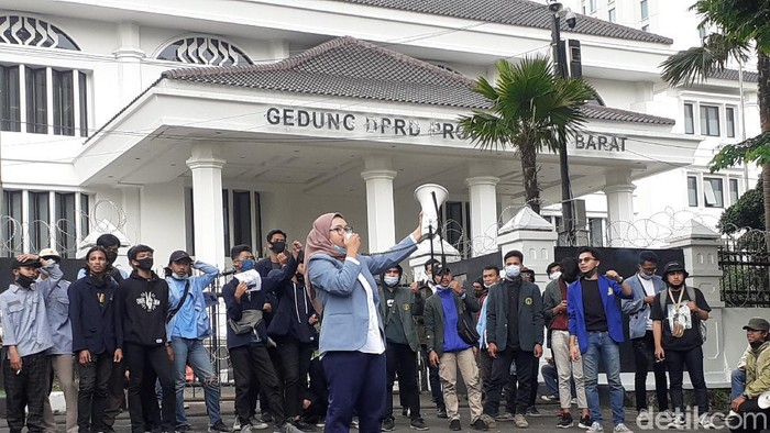 Sejumlah mahasiswa di Bandung menggelar aksi unjuk rasa di depan Gedung DPRD Jabar meminta agar Omnibus Law UU Cipta Kerja dicabut.