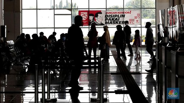 Sejumlah penumpang menunggu waktu  pemberangkatan di Terminal bus Pulo gebang, Jakarta, Rabu (28/10). (CNBC Indonesia/Muhammad Sabki)