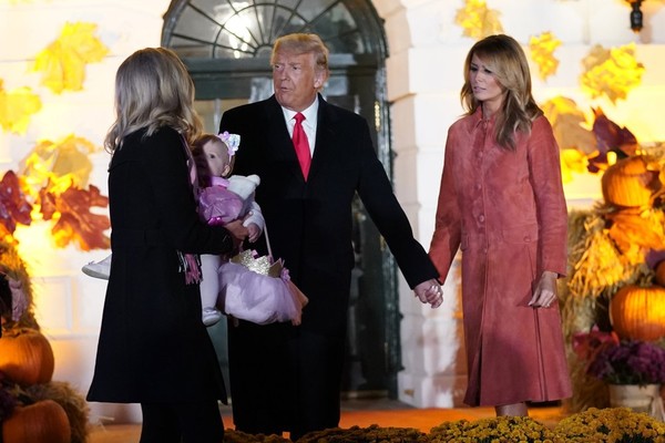 Aturan lain yang juga berubah dalam perayaan Halloween hari ini adalah tamu yang berusia di atas 2 tahun wajib mengenakan masker. Hal yang sama juga dilakukan para staf Gedung Putih dan khusus untuk pembagi makanan mengenakan sarung tangan. (Foto: AP Photo/Manuel Balce Ceneta) Aturan lain yang juga berubah dalam perayaan Halloween hari ini adalah tamu yang berusia di atas 2 tahun wajib mengenakan masker. Hal yang sama juga dilakukan para staf Gedung Putih dan khusus untuk pembagi makanan mengenakan sarung tangan. (Foto: AP Photo/Manuel Balce Ceneta)