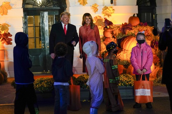 Mereka mengenakan berbagai kostum mulai dari superhero, unicorn, tengkorak, bahkan cosplay menjadi Donald Trump dan Melania Trump. (Foto: AP Photo/Manuel Balce Ceneta) Mereka mengenakan berbagai kostum mulai dari superhero, unicorn, tengkorak, bahkan cosplay menjadi Donald Trump dan Melania Trump. (Foto: AP Photo/Manuel Balce Ceneta)