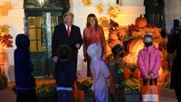 Mereka mengenakan berbagai kostum mulai dari superhero, unicorn, tengkorak, bahkan cosplay menjadi Donald Trump dan Melania Trump. (Foto: AP Photo/Manuel Balce Ceneta)