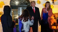 Presiden Amerika Serikat (AS) Donald Trump dan istrinya, Melania Trump muncul dalam pesta Halloween yang diselenggarakan pada Minggu (25/10/2020). Ratusan tamu yang didominasi anak-anak datang menyambangi Gedung Putih. Mereka mengenakan berbagai kostum mulai dari superhero, unicorn, tengkorak, bahkan cosplay menjadi Donald Trump dan Melania Trump. (Foto: AP Photo/Manuel Balce Ceneta)