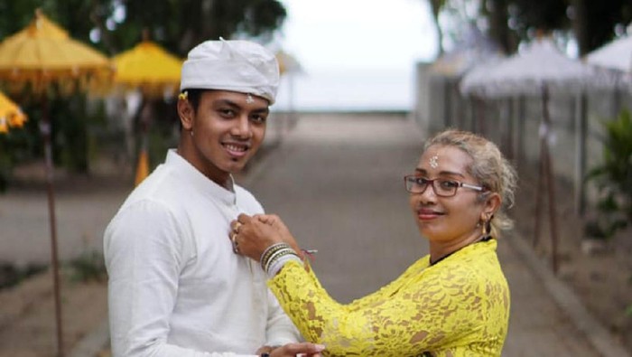 Siman Sudartawa dan ibundanya Karmini