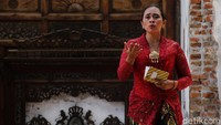 Salah satu seniman yang ikut ambil bagian adalah Nur Handayani.