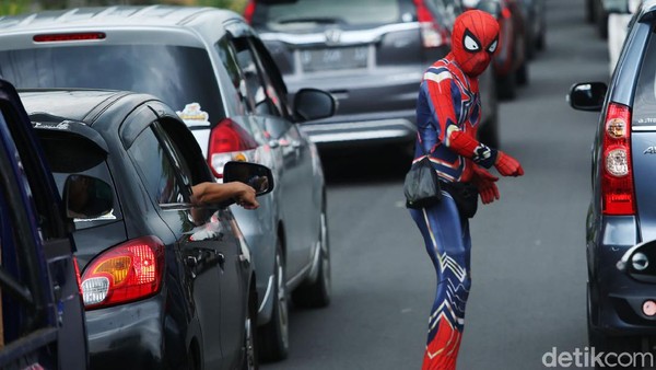 Ada Aksi Spiderman di Kemacetan Gadog
