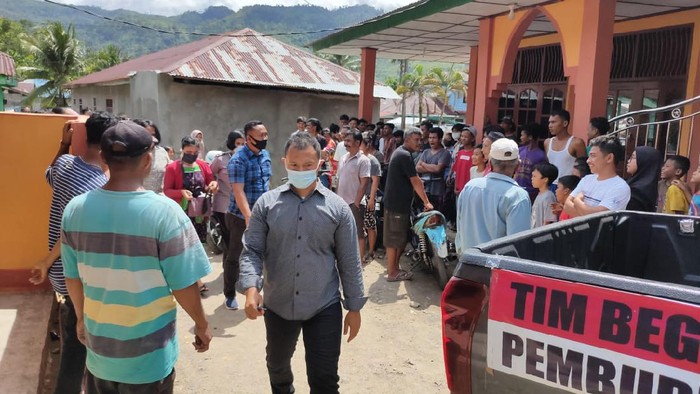 Suasana di sekitar rumah wanita yang dipergoki bareng pria lain di Tapteng (Abdi-detikcom)