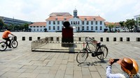Warga yang datang memanfaatkan sepinya kawasan Kota Tua untuk berfoto.