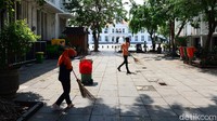 Petugas kebersihan dengan leluasa membersihkan kawasan ini.