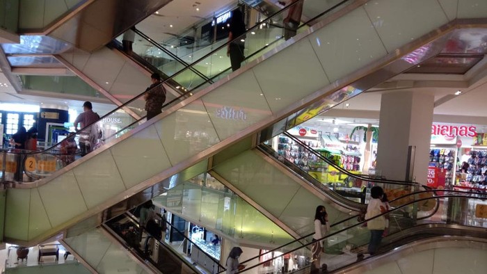 Suasana Mal di Jakarta Pusat hari pertama cuti bersama