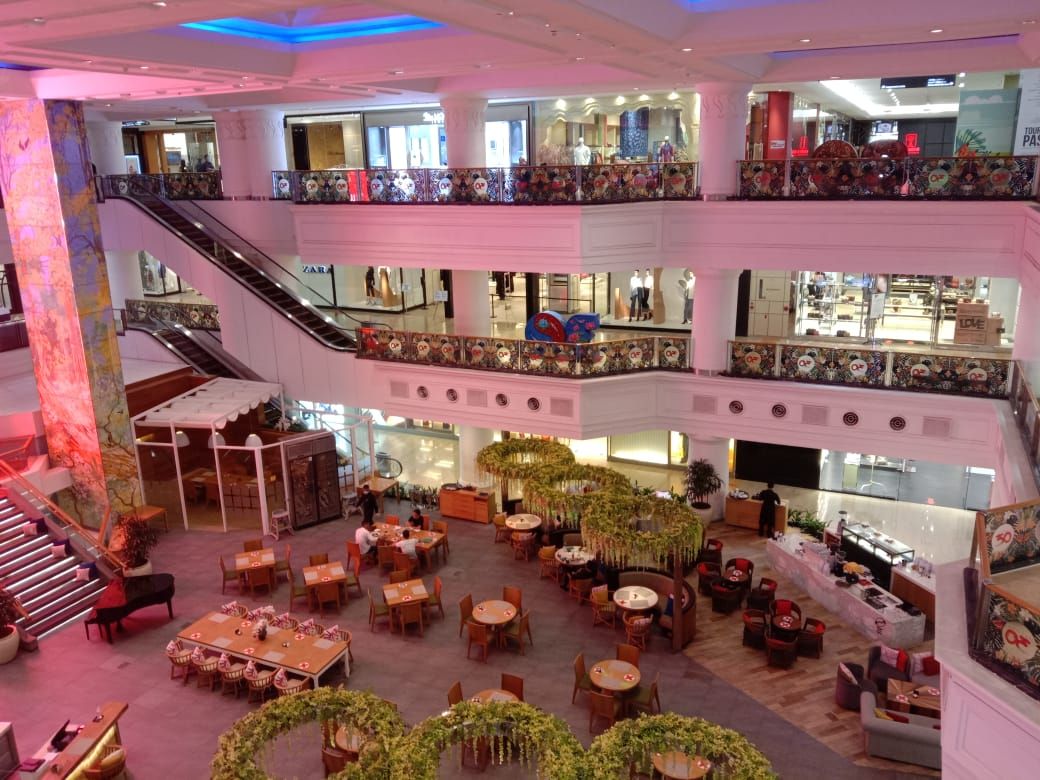 Suasana Mal di Jakarta Pusat hari pertama cuti bersama