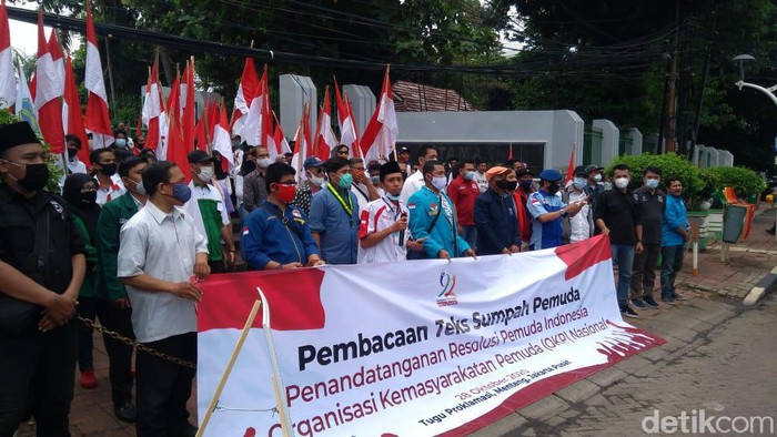 Sumpah Pemuda, Massa Bawa Bendera Merah Putih Kumpul di Tugu Proklamasi
