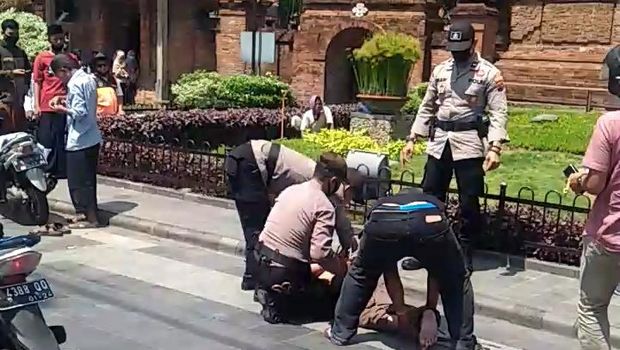 Pria gangguan jiwa diamankan polisi di depan Menara Kudus, Rabu (28/10/2020).