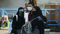 Hari pertama libur panjang Maulid Nabi Muhammad SAW 2020 dimanfaatkan warga untuk bepergian.