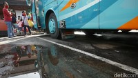 Meski tak ada Rapid Test, Terminal Kampung Rambutan, Jakarta Timur, tetap menerapkan protokol kesehatan secara ketat kepada penumpang.