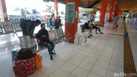 Sejumlah penumpang tengah menunggu armada bus.