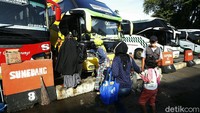 Satu per satu para penumpang mulai memasuki bus.