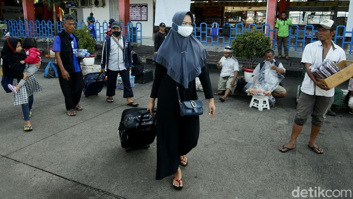 Terkini! Suasana di Terminal Kampung Rambutan Hari pertama libur panjang Maulid Nabi Muhammad SAW 2020 dimanfaatkan warga untuk bepergian. Terminal Kampung Rambutan pun terlihat mulai ramai.