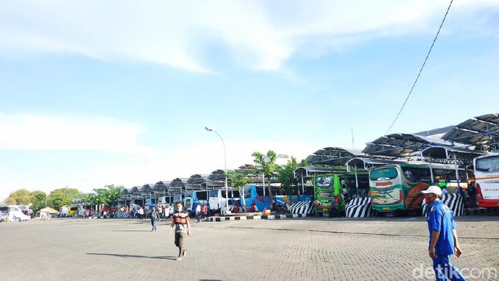 Belum tampak lonjakan jumlah penumpang di Terminal Purabaya Bungurasih, terkait libur panjang saat ini. Sehingga tak ada penambahan armada.