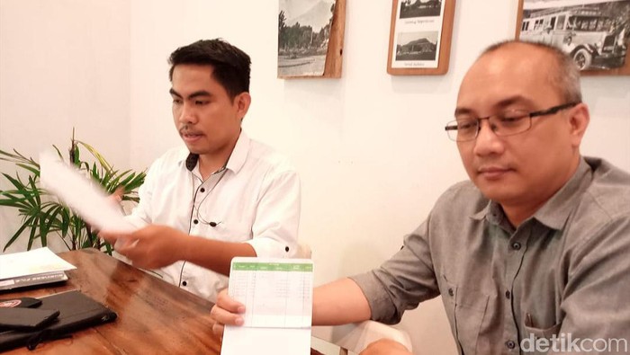 Tim kuasa hukum Daniel Suyoko memperlihatkan buku tabungan kliennya.Dalam buku tabungan itu tidak tercatat adanya penarikan Rp 1 miliar, sedangkan dalam rekening koran terjadi beberapa transaksi yang tidak tercantum di buku tabungan.
