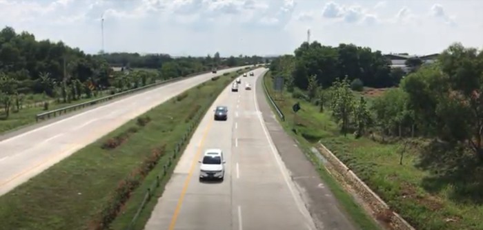 Situasi di ruas Tol Cikopo-Palimanan (Cipali) terpantau lancar. Meski ramai, namun tidak ada penumpukan kendaraan.