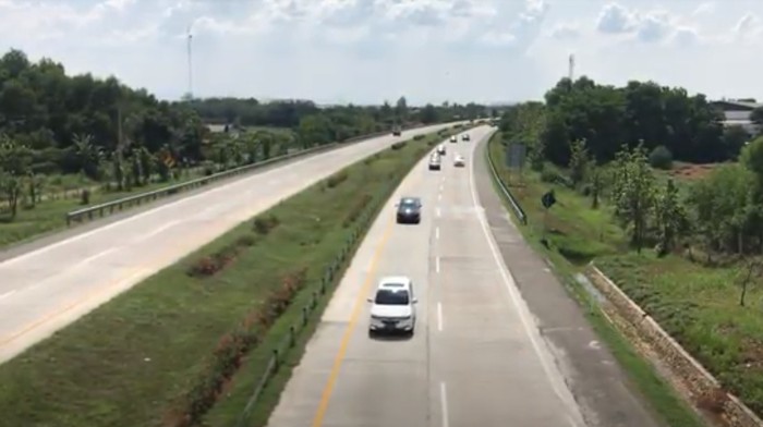 Situasi di ruas Tol Cikopo-Palimanan (Cipali) terpantau lancar. Meski ramai, namun tidak ada penumpukan kendaraan.