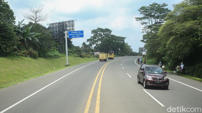 Suasana jalanan Jakarta-Bogor pagi hari ini, hari pertama cuti bersama, terasa ramai lancar. Tiada kemacetan di sepanjang Tol Dalam Kota-Jagorawi.
