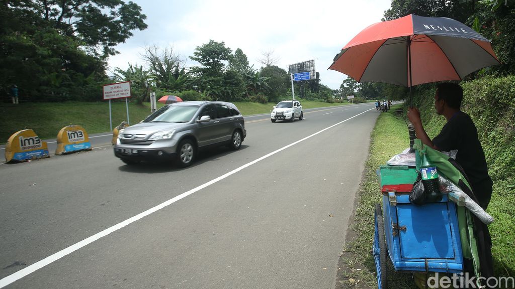 Suasana jalanan Jakarta-Bogor pagi hari ini, hari pertama cuti bersama, terasa ramai lancar. Tiada kemacetan di sepanjang Tol Dalam Kota-Jagorawi.