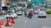 Di Simpang Gadog, Megamendung, Kabupaten Bogor, arus lalu lintas di Jalan Raya Puncak normal kedua arah. Kendaraan dari Ciawi menuju Puncak Pass atau arah sebaliknya, bisa melintasi jalur Puncak.