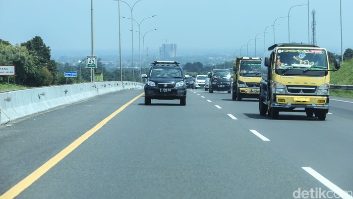 Suasana jalanan Jakarta-Bogor pagi hari ini, hari pertama cuti bersama, terasa ramai lancar. Tiada kemacetan di sepanjang Tol Dalam Kota-Jagorawi.