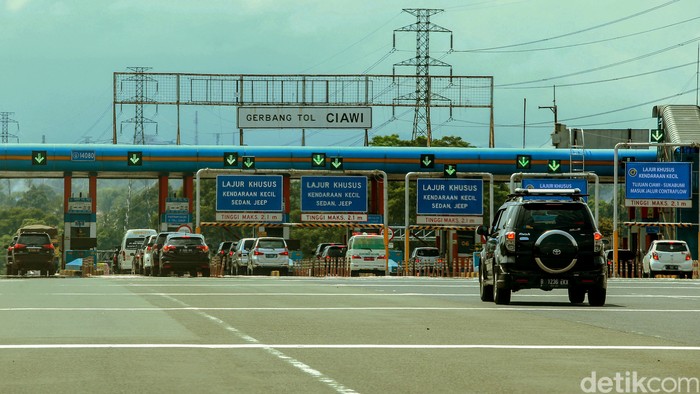 Suasana jalanan Jakarta-Bogor pagi hari ini, hari pertama cuti bersama, terasa ramai lancar. Tiada kemacetan di sepanjang Tol Dalam Kota-Jagorawi.
