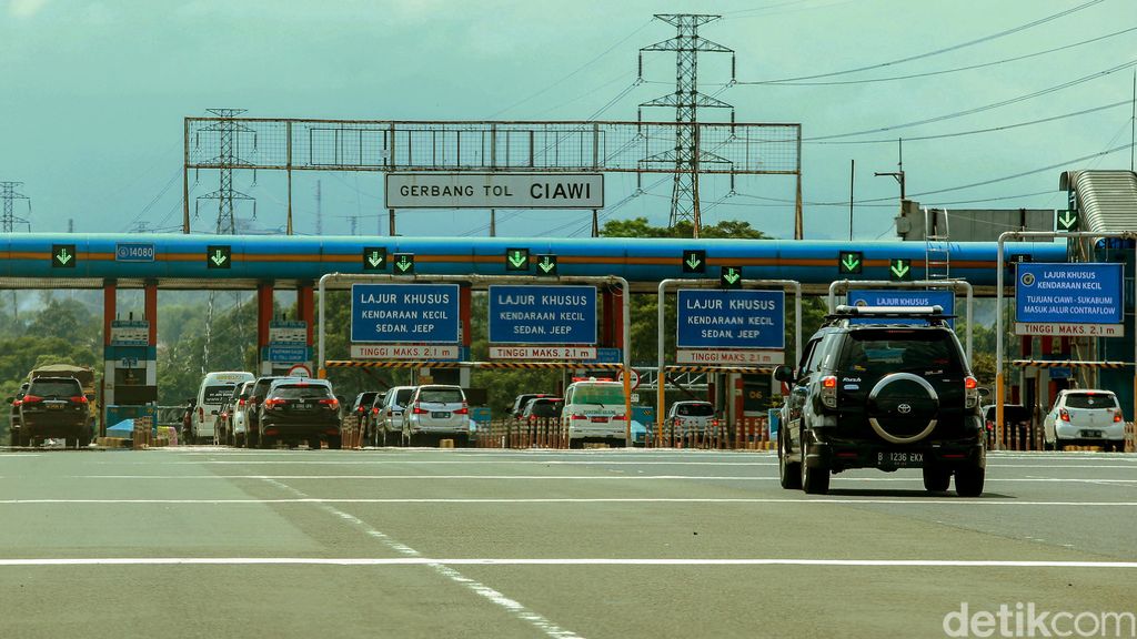 Suasana jalanan Jakarta-Bogor pagi hari ini, hari pertama cuti bersama, terasa ramai lancar. Tiada kemacetan di sepanjang Tol Dalam Kota-Jagorawi.