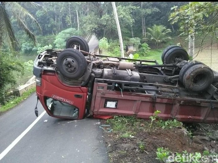 Truk bermuatan keramik terbalik di Ciamis