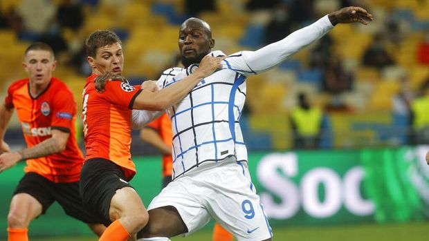 Ukraine Soccer Champions League Inter Milan's Romelu Lukaku, center, challenges for the ball with Shakhtar's Valeriy Bondar in the penalty area during the Champions League, Group B, soccer match between Shakhtar Donetsk and Inter Milan at the Olimpiyskiy Stadium in Kyiv, Ukraine, Tuesday, Oct. 27, 2020.(AP Photo/Efrem Lukatsky)