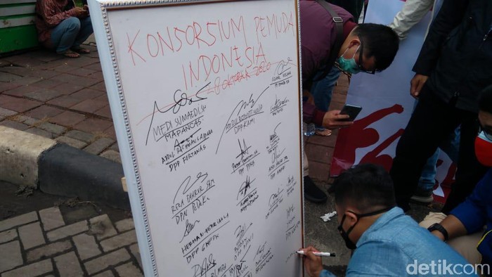 Usai Tandatangani Pigura Konsorsium Pemuda, Massa di Tugu Proklamasi Bubar